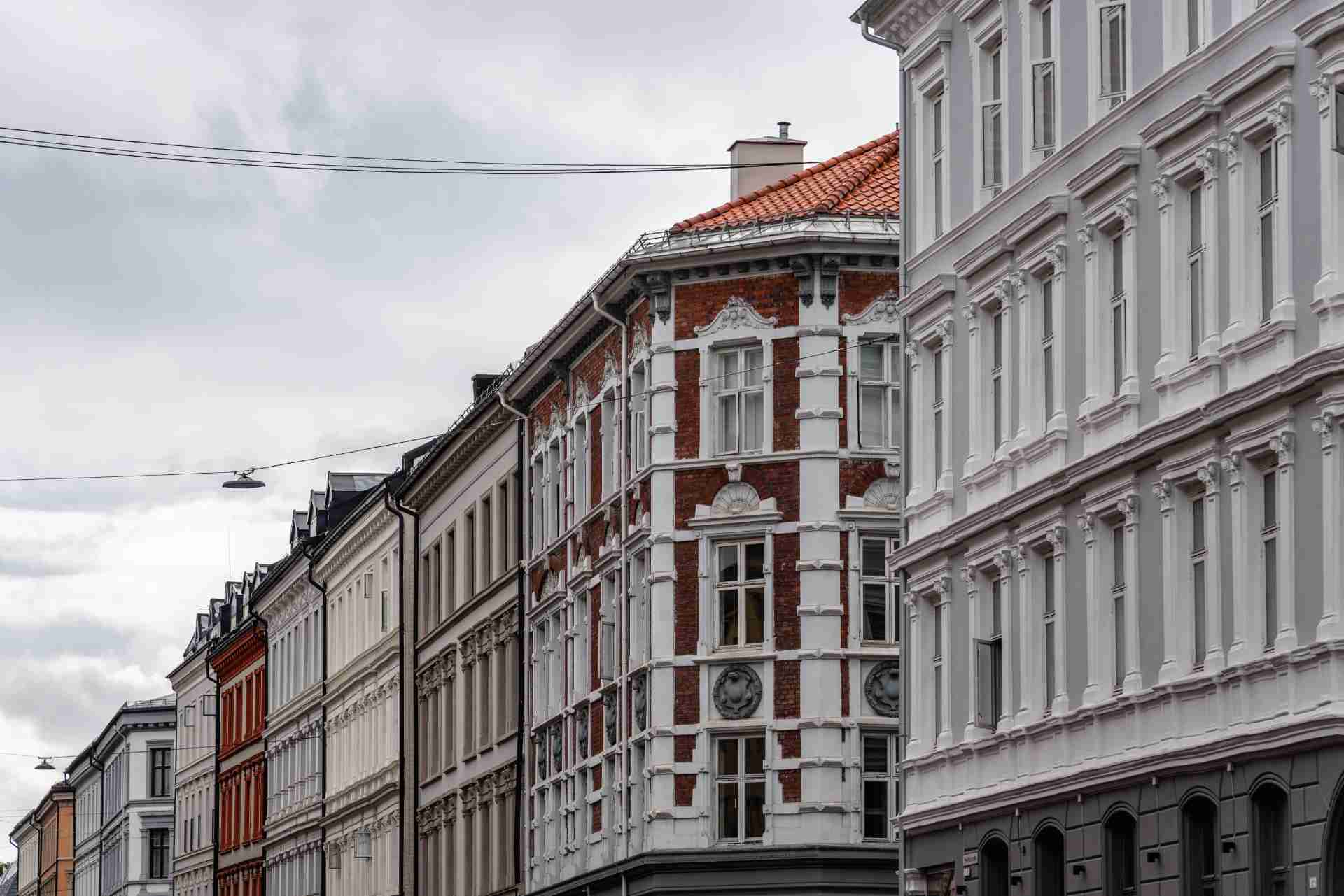 Smuk bygningsfacade med klassiske arkitekturdetaljer i København, Danmarks historiske centrum.