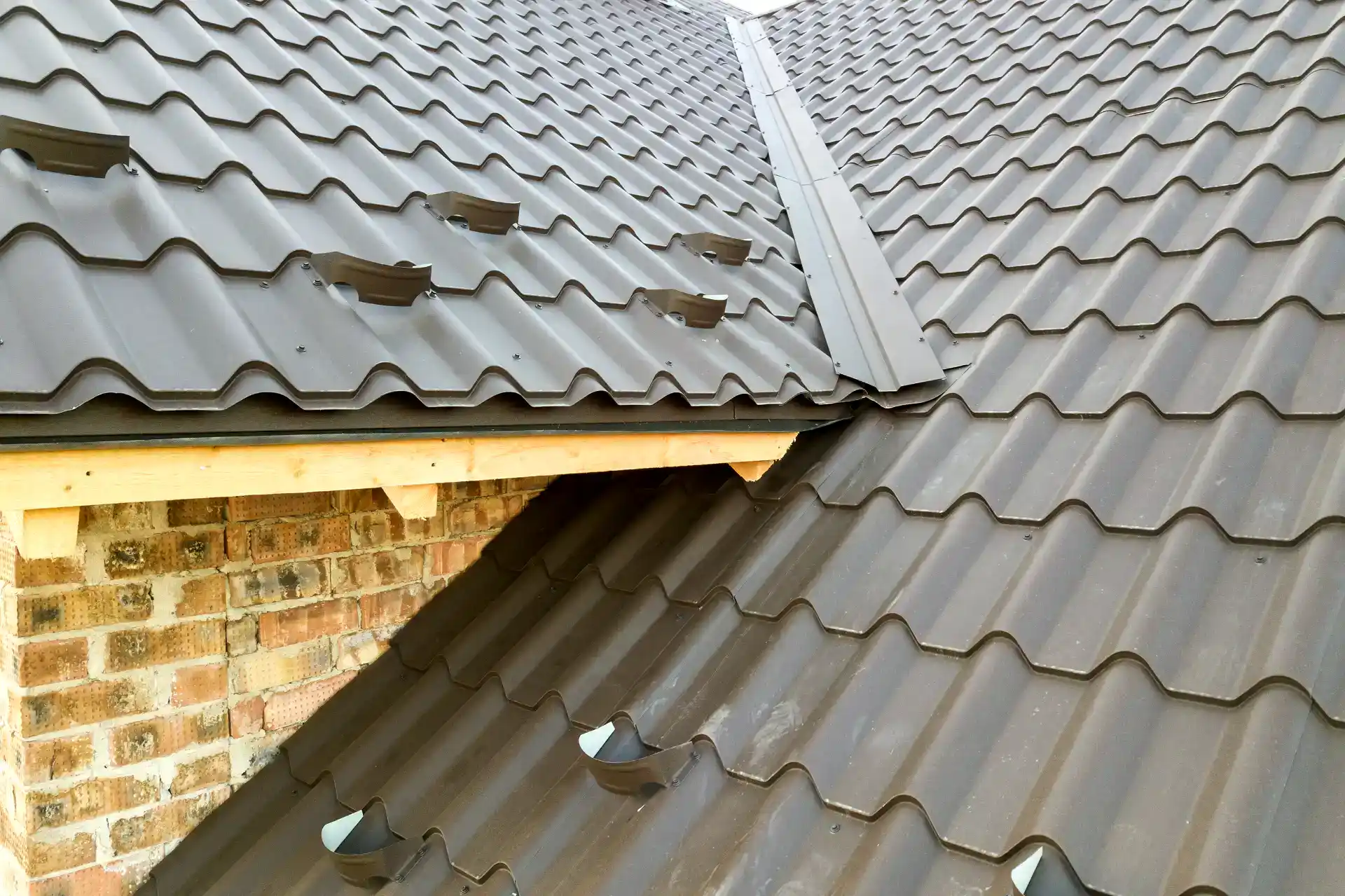 Billede af nyt tag med undertag og tagrender på taget.